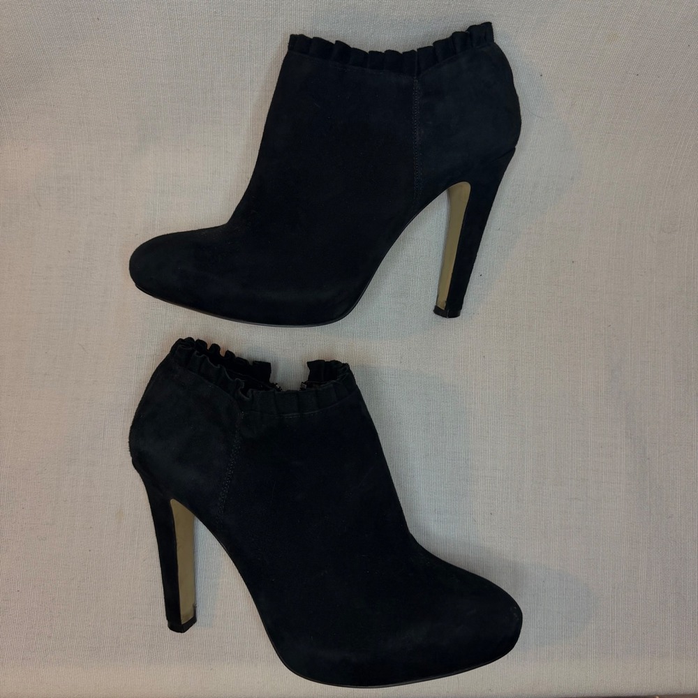 Banana Republic Black Suede Ruffle Trim Ankle Boots Gold Heel Stiletto Size 7